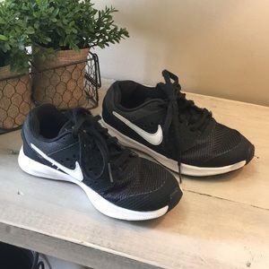 Black Nike Tennis Shoes